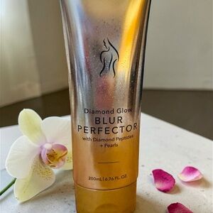 Diamond Glow Blur Perfector with Diamond Peptides + Pearls